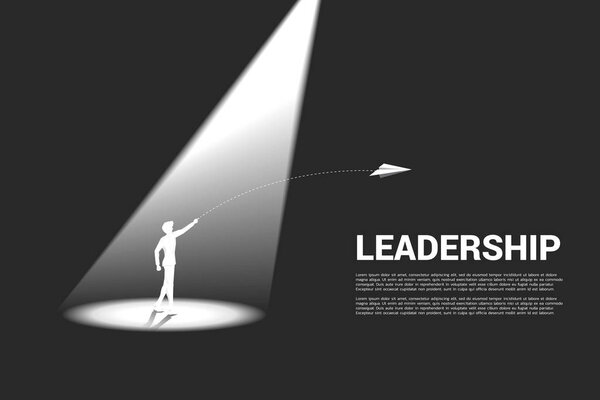 силуэт бизнесмена в центре внимания бросать оригами самолет. Запуск концепции видения бизнес-рынка
