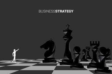 İşadamının silueti satranç taşıyla öne doğru işaret eder. iş stratejisi pazarlama kavramı.