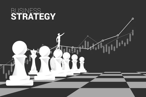 Silhuett av affärsman peka framåt med schackpjäs och tillväxt diagram bakgrund. begreppet affärsstrategi marknadsföring. — Stock vektor