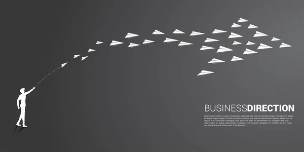 Silhouet van zakenman gooien witte origami papier vliegtuig — Stockvector
