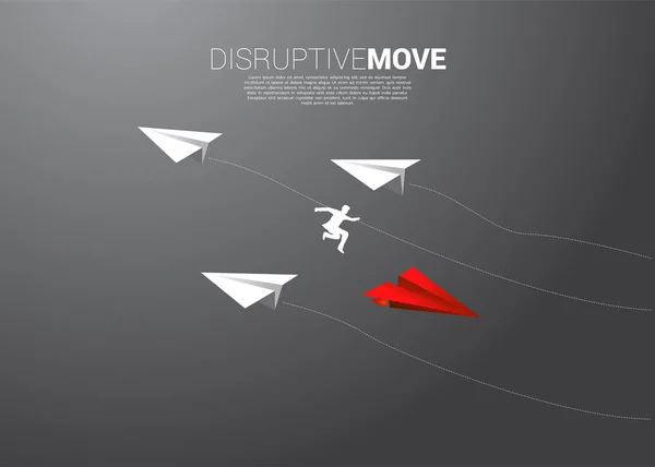 ビジネスマンのシルエットは、変化方向のために白折り紙飛行機から赤にジャンプします。事業方向を変える事業コンセプト.会社ビジョンミッション. — ストックベクタ