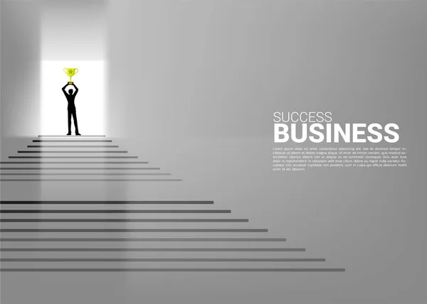 Силуэт бизнесмена с чемпионским трофеем на вершине лестницы. Концепция роста бизнеса, успех на карьерном пути . — стоковый вектор