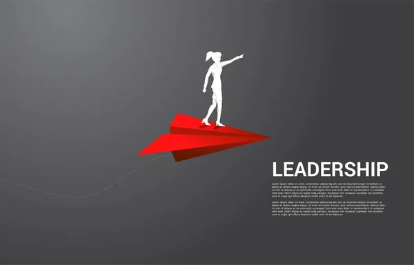 Silhouette de femme d'affaires debout sur avion en papier origami rouge. Business Concept de leadership, de démarrage d'entreprise et d'entrepreneur — Image vectorielle