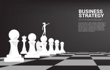 İş kadınının silueti satranç taşıyla öne doğru işaret eder. iş stratejisi pazarlama kavramı.