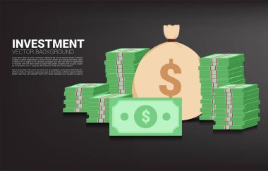 para çantası ile banknot yığını. İş hayatında başarı yatırımı ve büyüme kavramı