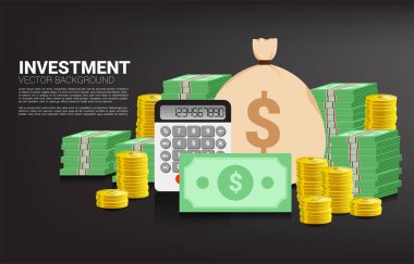 para çantası ve hesap makinesi ile sikke ve banknot yığını. İş hayatında başarı yatırımı ve büyüme kavramı
