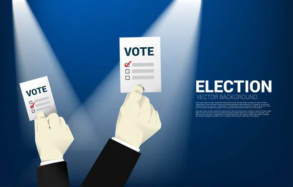 Seçim için oy pusulası ile işadamı el yakın.seçim oy tema arka plan için kavram. — Stok Vektör