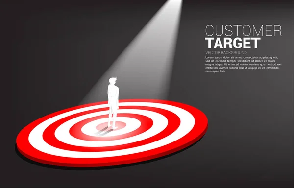 Σιλουέτα του επιχειρηματία στέκεται στο κέντρο του dartboard με spot φως. Επιχειρηματική έννοια του στόχου μάρκετινγκ και customer.Company όραμα αποστολή και στόχος. — Διανυσματικό Αρχείο