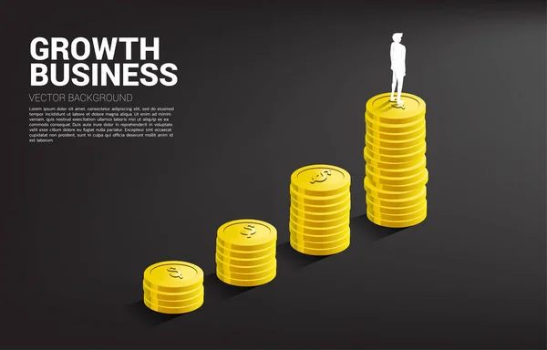 Силуэт бизнесмена, стоящего на вершине графика роста со стопкой монет. Концепция успешных инвестиций и роста бизнеса — стоковый вектор