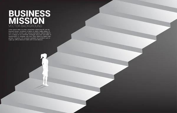 Силуэт деловой женщины, стоящей на лестнице. Концепция людей, готовых поднять уровень карьеры и бизнеса . — стоковый вектор