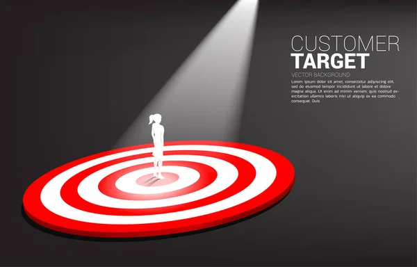 Σιλουέτα της επιχειρηματία στέκεται στο κέντρο του dartboard με spot φως. Επιχειρηματική έννοια του στόχου μάρκετινγκ και customer.Company όραμα αποστολή και στόχος. — Διανυσματικό Αρχείο