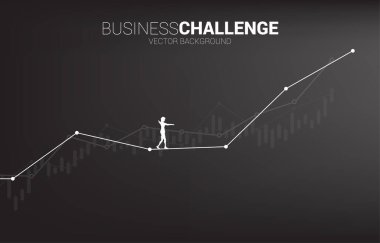 İp üzerinde yürüyen iş kadını silueti büyüme çizgisi grafiğine doğru ilerliyor. İş riski kavramı ve kariyer yolunda meydan okuma kavramı