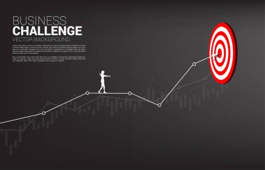 İş kadınının silueti çizgiden dart tahtasına kadar ip üzerinde yürüyor. Hedefleme ve İş Meydan Okuma kavramı. Başarıya giden yol.