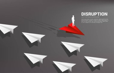 Kırmızı origami kağıt uçağın üzerinde duran iş adamı silueti beyaz gruptan farklı yönlere gider. İş dünyası bozulma ve vizyon görevi.