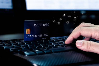 Klavyede ve alışveriş ikonunda kredi kartı var. Teknoloji ve e-ticaret kavramı.