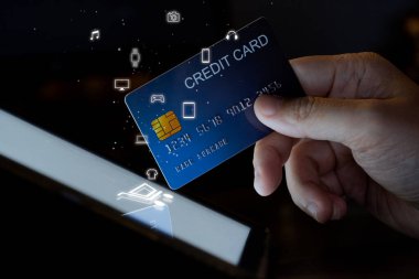 Tablet ekranında alışveriş simgesi ile parmak izi kartı dokunuşu. Çevrimiçi alışveriş cep telefonu teknolojisi ve aygıtı kavramı.