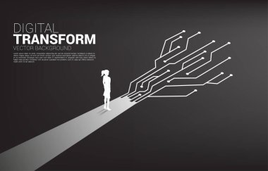 İş kadınının silueti nokta bağlantı hattı devresiyle yolda duruyor. İş dünyasının dijital dönüşümü kavramı.