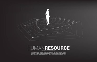 Örümcek şeması üzerinde duran iş adamının silueti. Mükemmel işe alım kavramı. İnsan Kaynakları. Doğru adamı doğru işe koy..