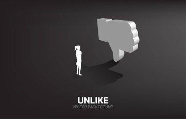 Siluet işkadını elinde üç boyutlu başparmak aşağı simgesiyle ayakta duruyor. Müşteri memnuniyeti kavramı ve aksine.