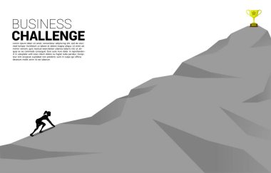 İş adamının silueti dağın zirvesinde kupa için koşmaya hazır. Vizyon görevi ve iş amacı kavramı