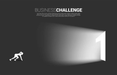 İş kadınının silueti bir numaralı çıkış kapısına koşmaya hazır. Kariyer kurma ve iş çözümünü destekleme kavramı.