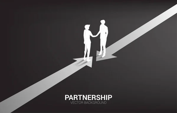 来自相反方向箭头的商人握手的轮廓 小组工作伙伴关系与合作的概念 — 图库矢量图片