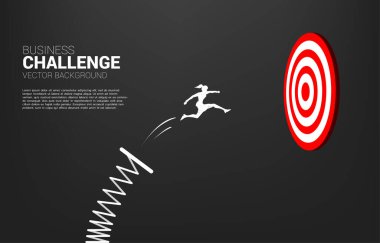 İş kadınının silueti sıçrama tahtasıyla hedef tahtaya zıplıyor. Hedefleme ve müşteri konsepti. Başarıya giden yol..