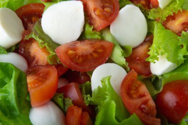 Mozzarella peyniri, marul ve taze sulu domates, üstten görünüm, menü seçeneği, salata kompozisyon sağlıklı salata