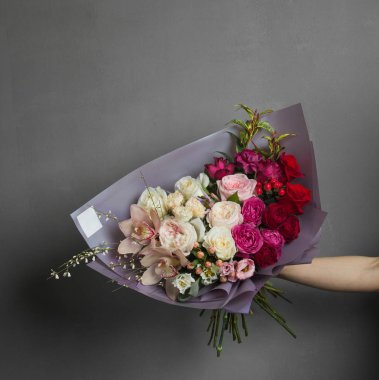 hassas taze buket gri net arka plan üzerinde uzanmış elinde