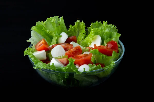 健康的马苏雷拉沙拉 冰山生菜和新鲜多汁的樱桃西红柿 侧视图 菜单选项 沙拉成分 在一个黑色的背景在一个玻璃碗 — 图库照片