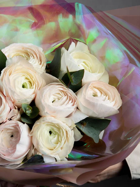 非常精致的手工花束在花店的手中 一个伟大的礼物 新鲜和整洁 新娘花束在黑色的背景 — 图库照片