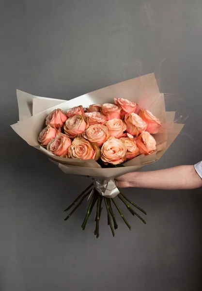 Piękny Bukiet Kwiatów Róż Łosoś Pomarańczowe Kolory Rękach Dziewczynki Złotym — Zdjęcie stockowe