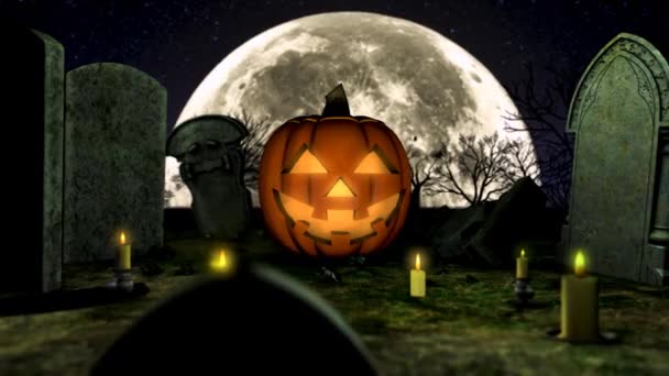 楽しいハロウィンをお過ごし下さい ジャック ランタンは墓地の上にあり 内側から点灯している 近くには墓石とろうそくがあります 背景には大きな月が輝き ひどい木々が生えています カメラはジャックにカボチャの近くにある — ストック動画