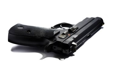 Beyaz arka planda cephaneli bir silah..