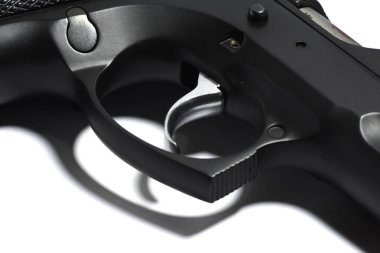 Beyaz arka planda cephaneli bir silah..