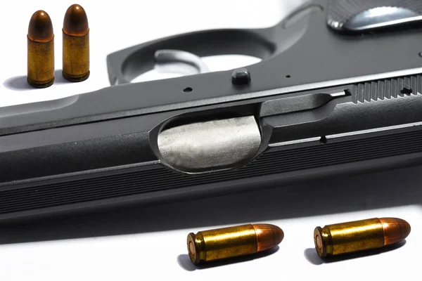 Pistole Mit Munition Auf Weißem Hintergrund — Stockfoto