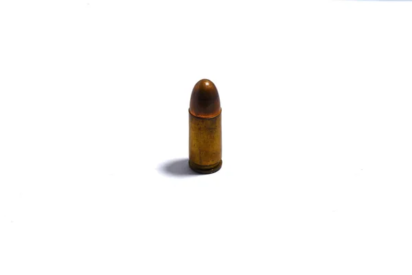 Pistole Mit Munition Auf Weißem Hintergrund — Stockfoto