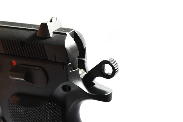 Pistola Com Munição Sobre Fundo Branco — Fotografia de Stock