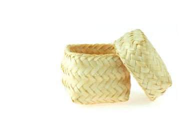 Bambu sepetli el beyaz arka planda izole edilmiş. Bambu tepsisinden örülmüş..