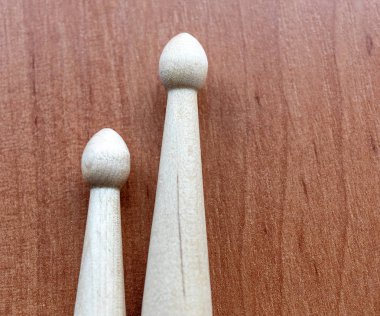 Siyah arka plan üzerine izole iki ahşap sopaları