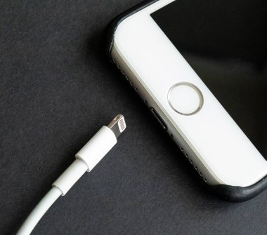 Mikro Usb şarj adaptörü ve Usb kablo ile Smartphone tak tak, siyah arka plan üzerine izole Usb güç fiş adaptörü