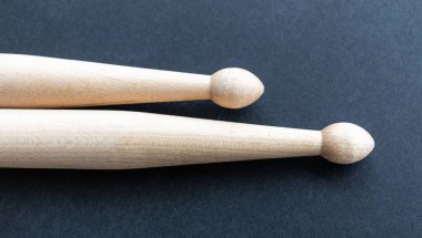 Siyah arka plan üzerine izole iki ahşap sopaları