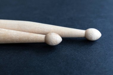 Siyah arka plan üzerine izole iki ahşap sopaları