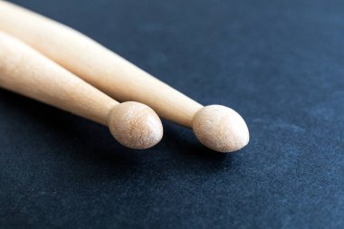 Siyah arka plan üzerine izole iki ahşap sopaları