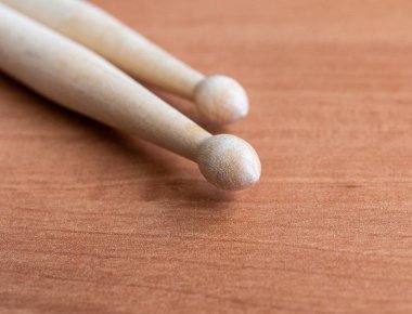 Siyah arka plan üzerine izole iki ahşap sopaları