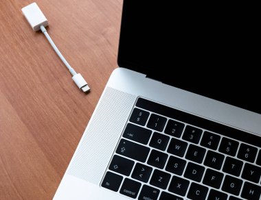 Dizüstü bilgisayar ile ofis ahşap masa 