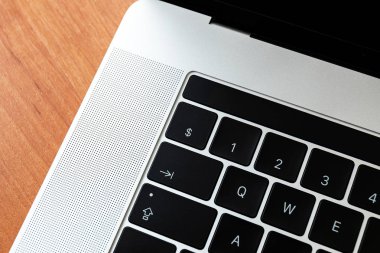 Dizüstü bilgisayar ile ofis ahşap masa 