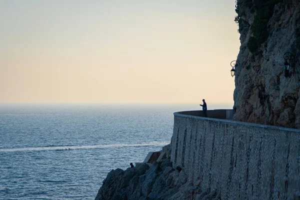 Monako'da akşam deniz ufkuna bakan adam