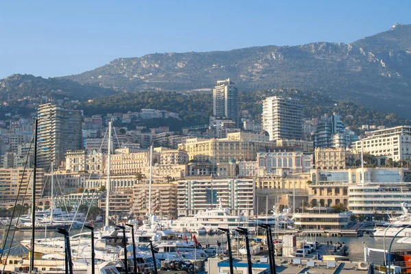 Kuleler ve yatlar ile Montecarlo'da gün batımı