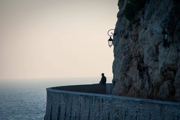 Denizde geleceğe bakan adam